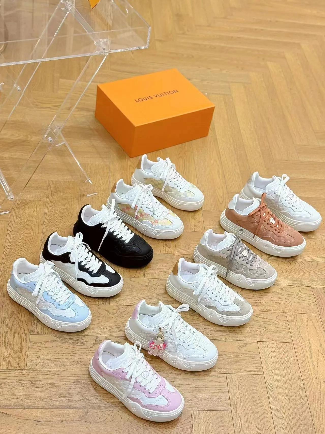 👟👟Ex-factory price 620👟👟Men's size +10 Same style for men and women🔥🔥𝐋𝐕 𝐃𝐢𝐬𝐜𝐨𝐯𝐞𝐫𝐲 2024 new sports shoes thick sole casual ❗️❗️ original purchase development and production LV Discovery lace-up shoes were unveiled at Louis Vuitton's fourth show. They are made of technical mesh fabric and metallic synthetic materials to create a streamlined design. Brand elements embellish the upper and lightweight rubber outsole, with technical shoelaces. Fabric: Original imported cowhide + technology mesh Inner lining: Original customized breathable mesh Sole: Original molded ultra-light rubber foam material Bottom thickness: 5.5CM Size: Women's 35-41 (41 customized), Men's 39-46, (45-46 customized)
